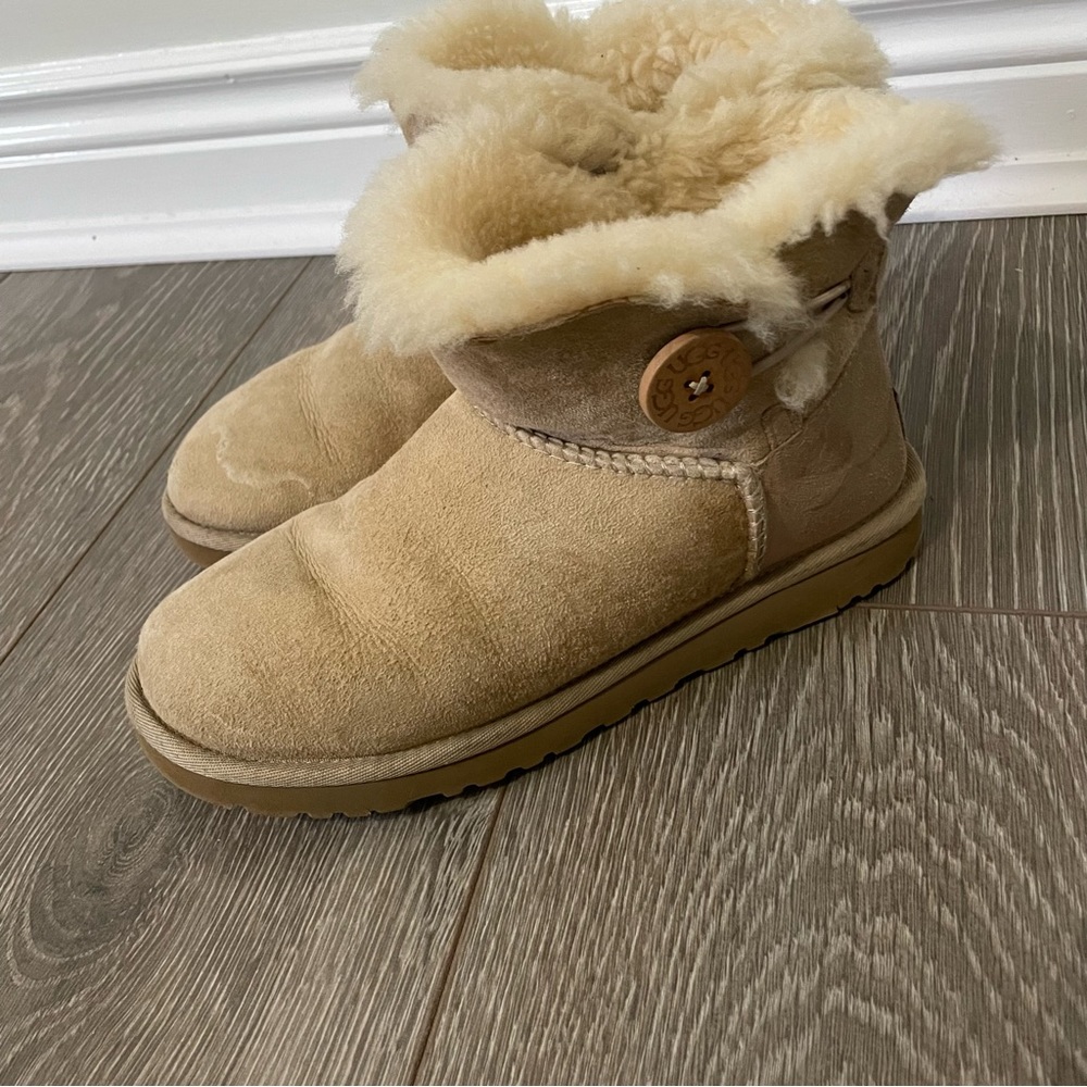 Ugg Mini Bailey Button - image 4